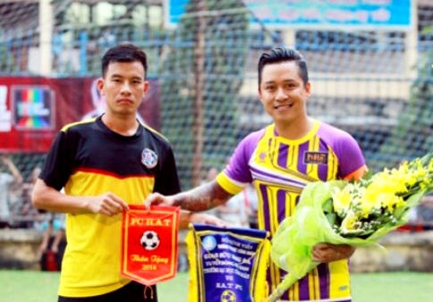 Sinh vien DH Cong doan giao luu voi Tuan Hung hinh anh