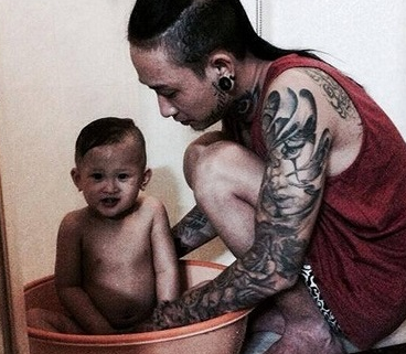 Ong bo 9X xam tro kin nguoi cham soc con gay xon xao hinh anh