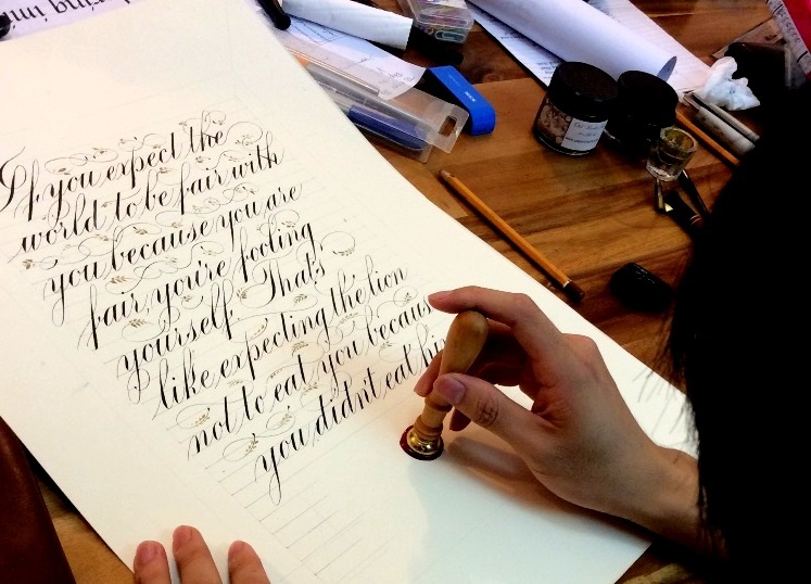 9X Viet co biet tai viet thu phap phuong Tay dieu luyen hinh anh