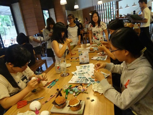 Một lớp học handmade do Tuấn tổ chức tại quán cà phê.