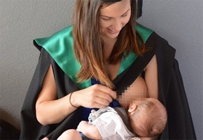 Anh sinh vien cho con bu trong le tot nghiep gay sot hinh anh