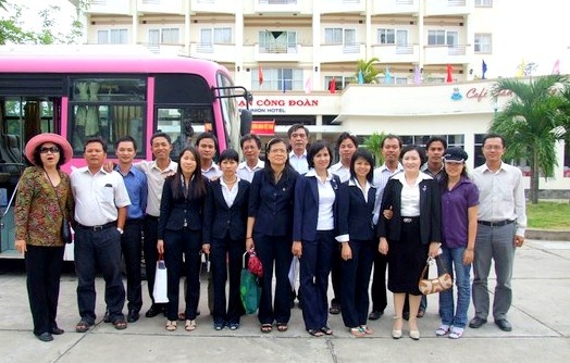 Mac dong phuc de de phat hien nguoi la dot nhap truong hinh anh