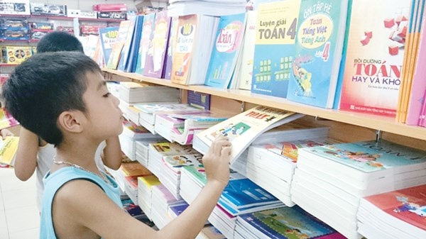 Doi moi sach giao khoa: Co nen xoa di lam lai tu dau? hinh anh