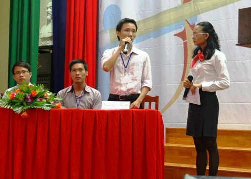 Ba chang trai ngheo bien chat thai SIT thanh gach block hinh anh