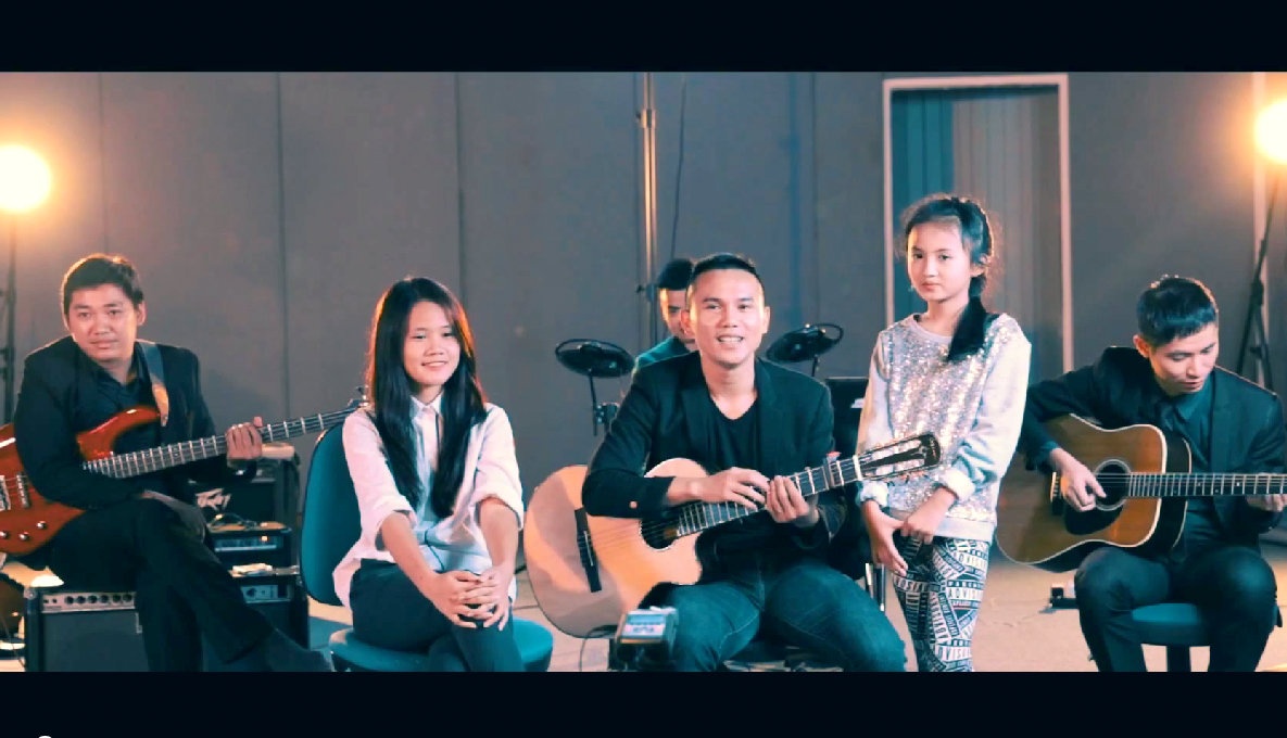 Clip cover 'Chac ai do se ve' cua Tu Dua cung 2 con gai hinh anh