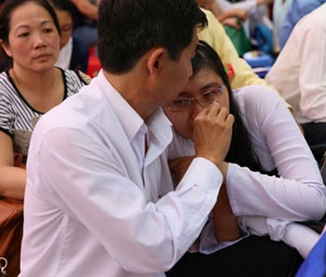 Cha và con trong ngày lễ Tri ân và trưởng thành tại Trường THPT Nguyễn Thị Minh Khai (TP.HCM). Đây là một hoạt động để HS tri ân thầy cô giáo và cha mẹ (ảnh mang tính chất minh họa). Ảnh: Anh Khôi.