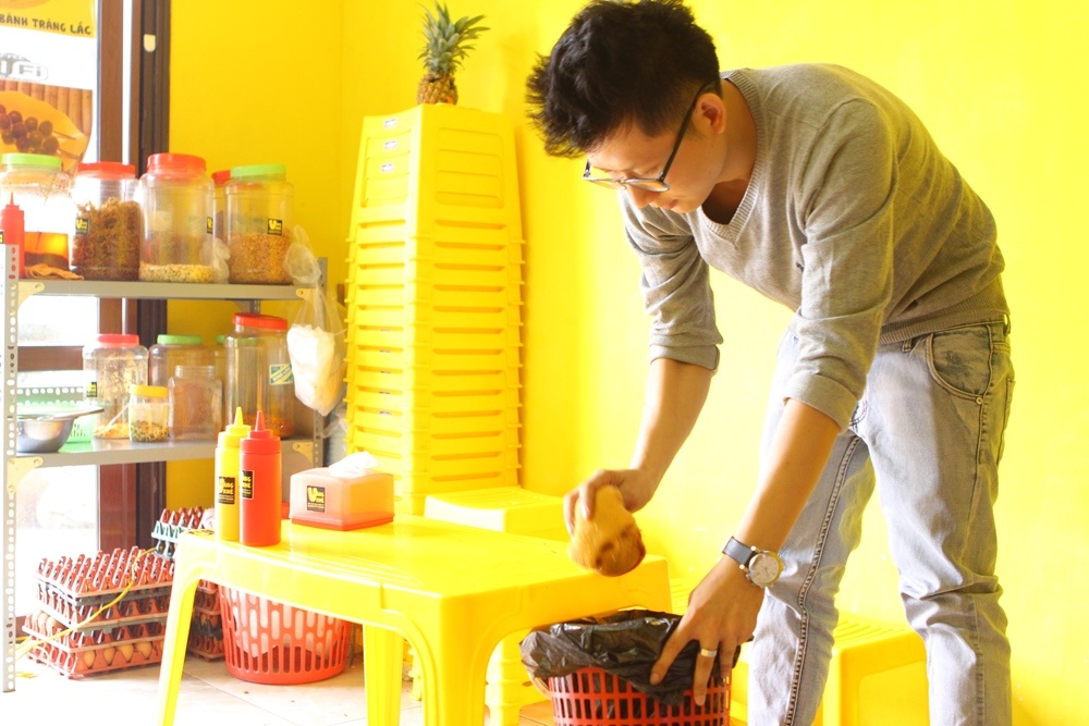 Ông chủ không nề hà việc dọn dẹp, cho dù đã có một đội ngũ nhân viên.