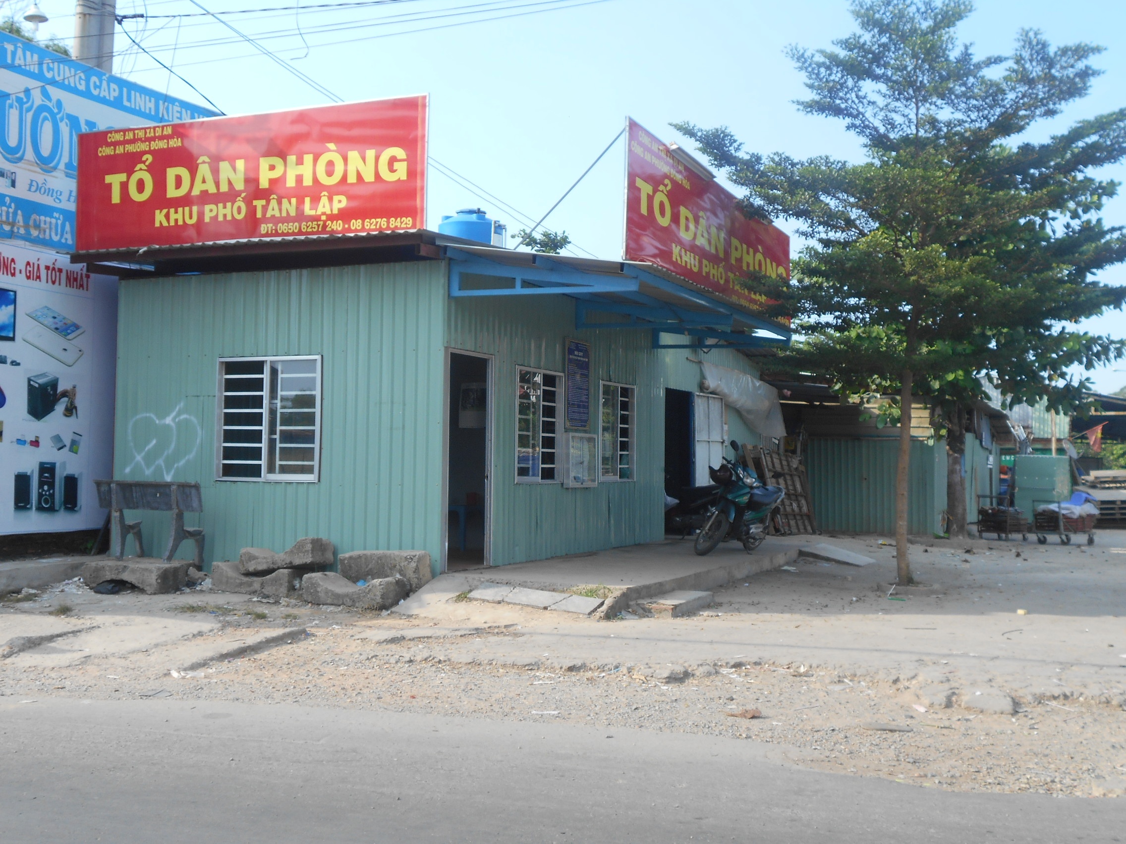 Rất nhiều chốt an ninh được đặt khắp Làng đại học để ngăn chặn cướp giật.