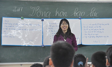 Cô giáo Nguyễn Thị Thắm trong tiết dạy phòng chống bạo lực cho trò lớp 7 Trường THCS Cổ Loa, Đông Anh, Hà Nội. (Ảnh: Văn Chung).