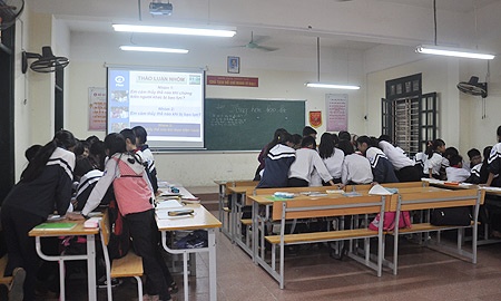 Học sinh cùng thảo luận và đưa ra phương án giải quyết, ngăn chặn bạo lực. (Ảnh: Văn Chung).