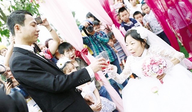 Cuoc doi nghiet nga cua vo chong dam cuoi co tich hinh anh