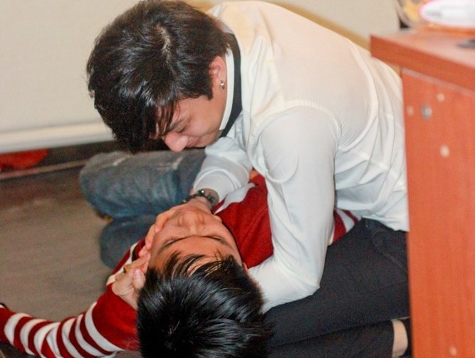 Chang trai gia ngat de hot boy Be Tran cuu hinh anh