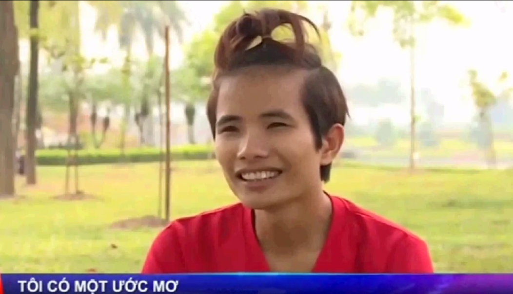 Chang trai ban hang rong ban chai len song truyen hinh hinh anh