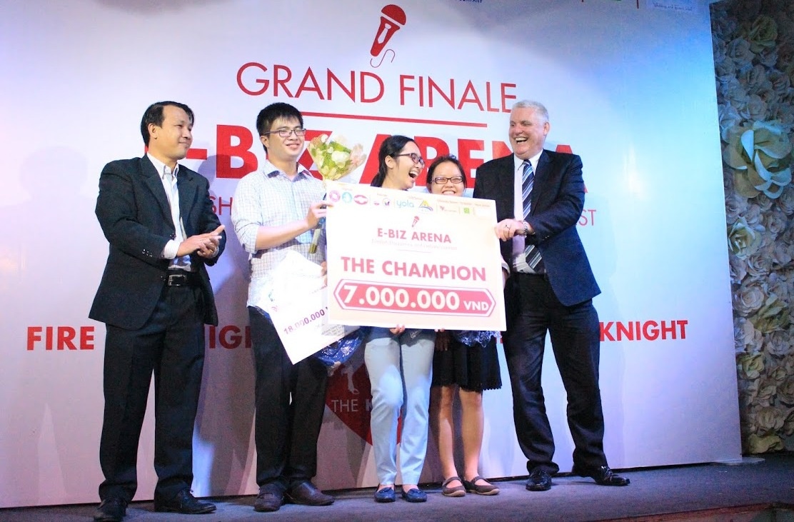 Chung ket thi tieng Anh cua sinh vien Ngoai thuong co so 2 hinh anh