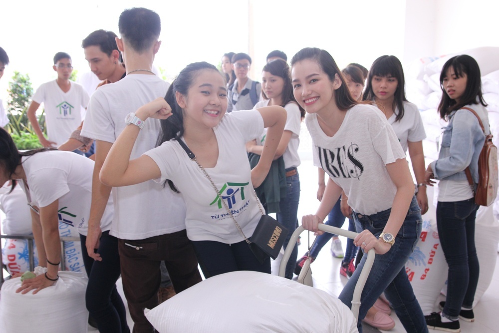 Hot girl Sai thanh di gom gao cho nguoi ngheo hinh anh