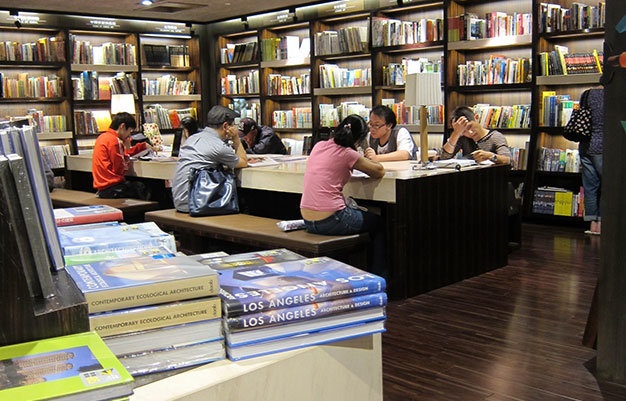 The gioi tre: Doc sach dem hinh anh