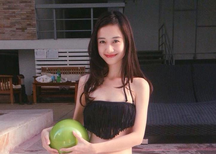 Hot girl Jun Vu tiet lo thoi deo nieng rang hinh anh