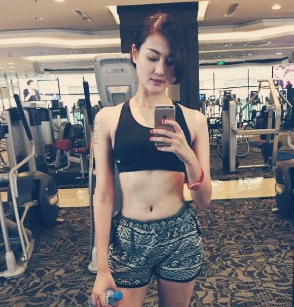 Facebook hot girl tuan qua: Ha Lade lo eo sieu nho hinh anh