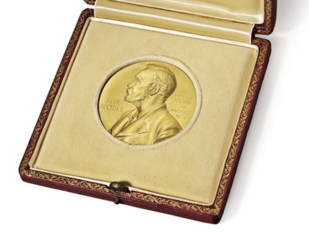 Huy chuong Nobel duoc ban voi gia cao ky luc hinh anh