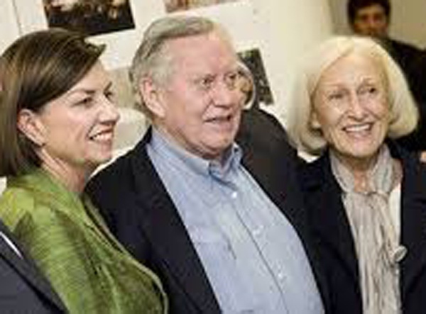Chuck Feeney - tỷ phú “rỗng túi” trong một buổi làm từ thiện..