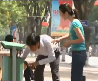 Clip muon dien thoai, nem vao thung rac hinh anh