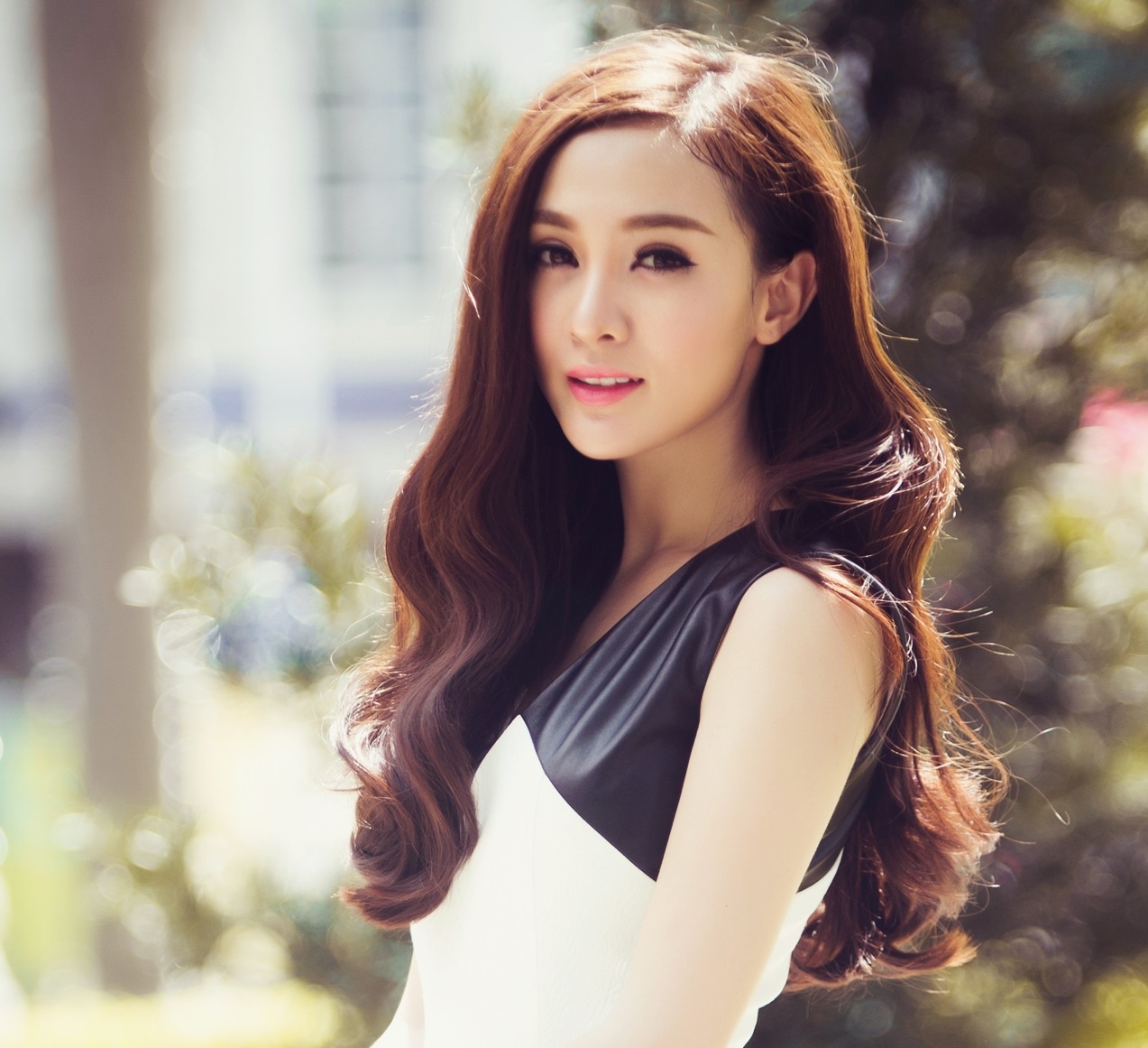 Hot girl Kelly: 'Chi tien moi khien chung ta lai gan nhau' hinh anh