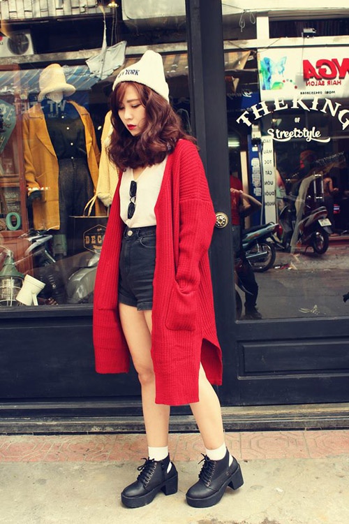 Cô thường xuyên cập nhật những bộ quần áo mới theo xu hướng của giới trẻ.