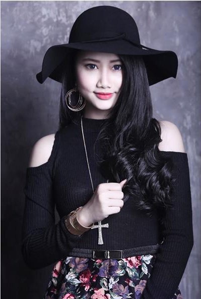 Trang Linh được biết đến là cô chủ shop online xinh đẹp của Sài Gòn.