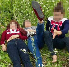 Mat 10.000 dong chup anh, nhom ban tre giam nat dong hoa cai hinh anh