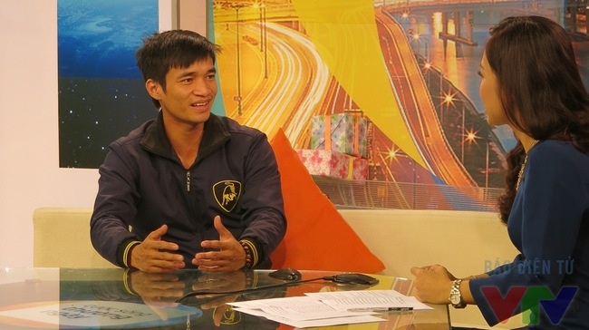 Clip Le Roi tra loi phong van tren truyen hinh quoc gia VTV1 hinh anh