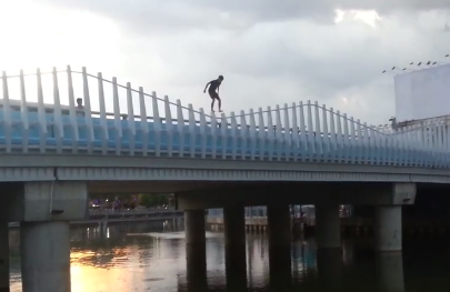 Clip 'swimming man' boi giua kenh Nhieu Loc Sai Gon hinh anh