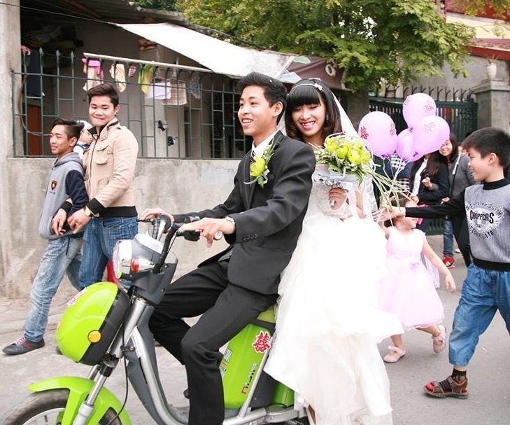 O to vao khong vua, chu re 9X dung xe dap dien ruoc dau hinh anh
