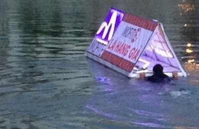 Clip swimming man boi giua kenh Nhieu Loc - Sai Gon hinh anh