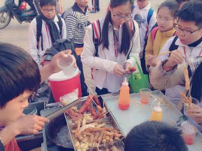 An hoa tu qua vat gia re noi cong truong hinh anh