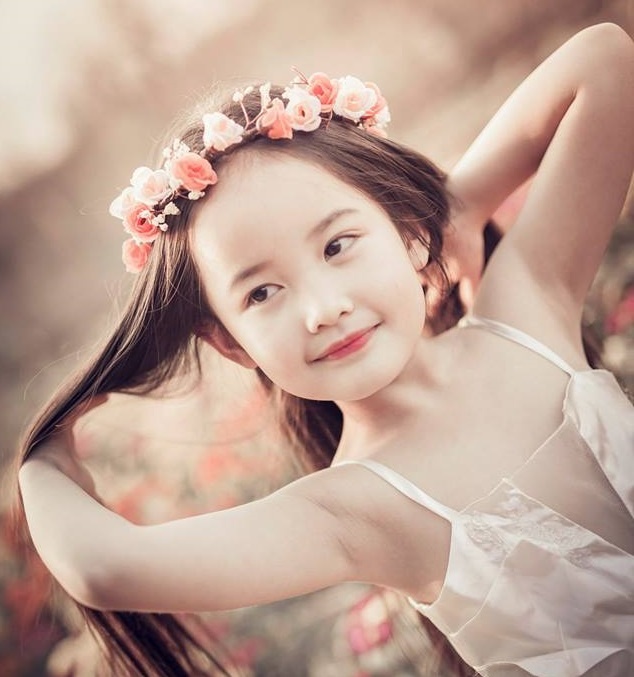 Ve dep tua thien than cua co be Ha Noi 6 tuoi hinh anh