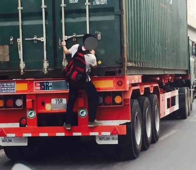 Nam sinh lieu mang voi than chet, du xe tai ve nha hinh anh