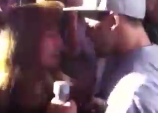 Clip cau hon ban gai trong quan bar hinh anh