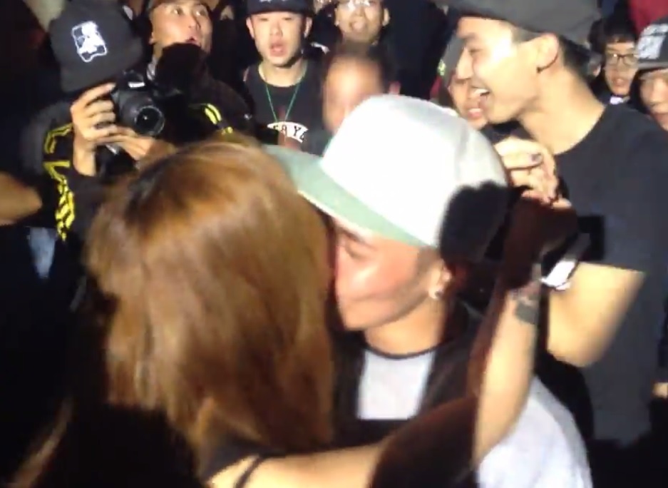 Clip cao thu hiphop cau hon ban gai ngot ngao trong quan bar hinh anh
