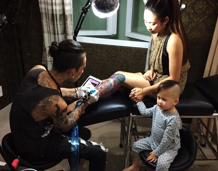 Con trai nam chat tay me cho bo xam tro gay chu y hinh anh