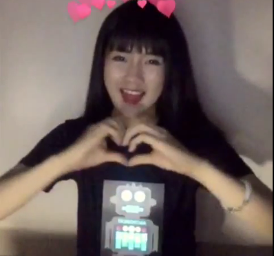 Hot girl Sai thanh gay chu y voi ao doc chop den theo nhac hinh anh