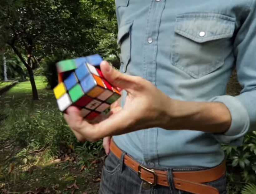 Clip quai kiet choi rubik mot tay trong 15 giay hinh anh