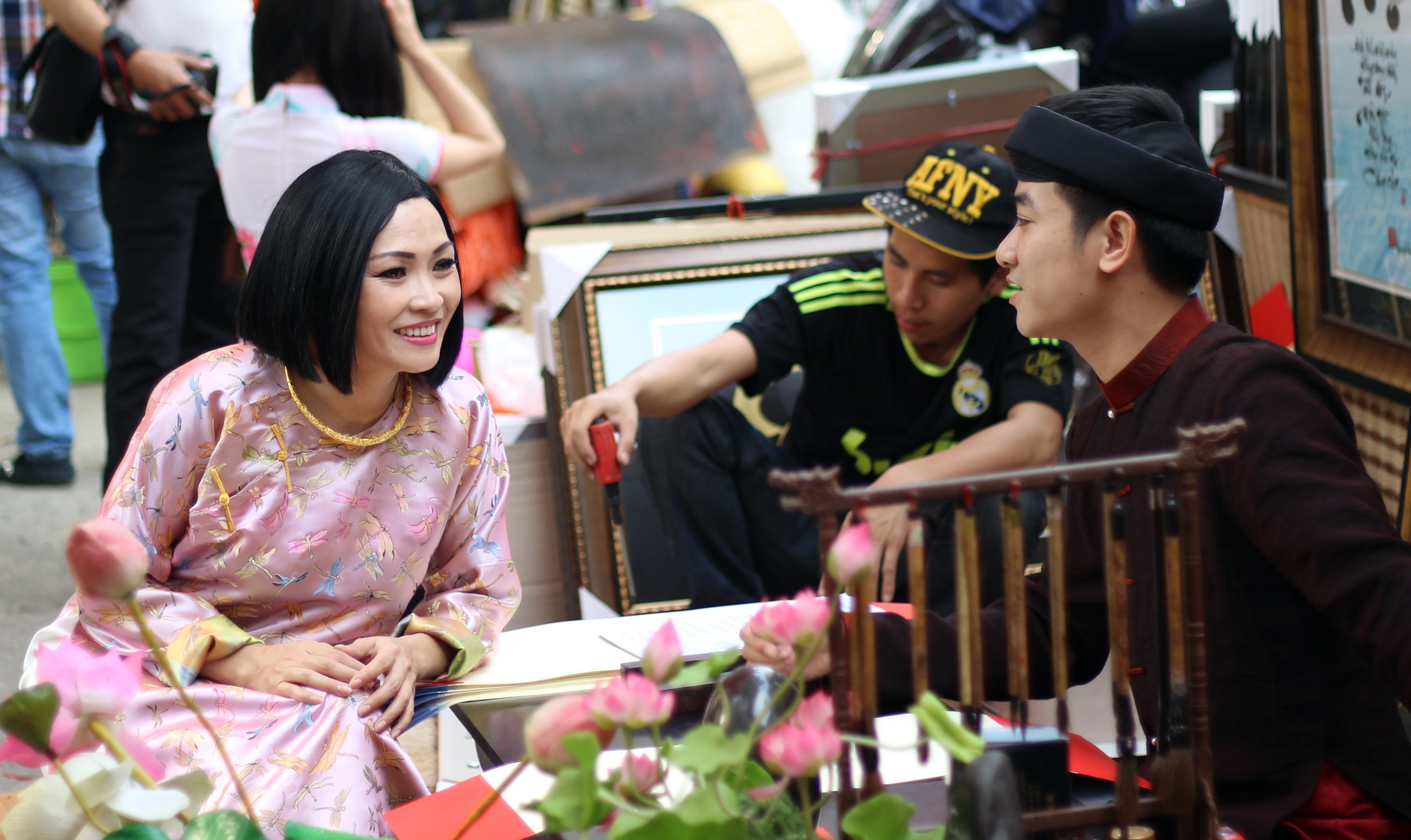 Ong do 9X dien trai hut khach den chup hinh tai Sai Gon hinh anh