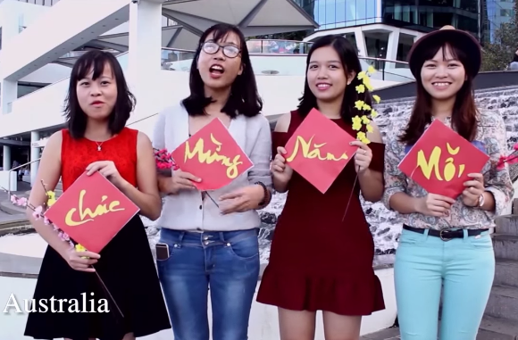 Clip du hoc sinh Viet toan the gioi chuc Tet At Mui 2015 hinh anh