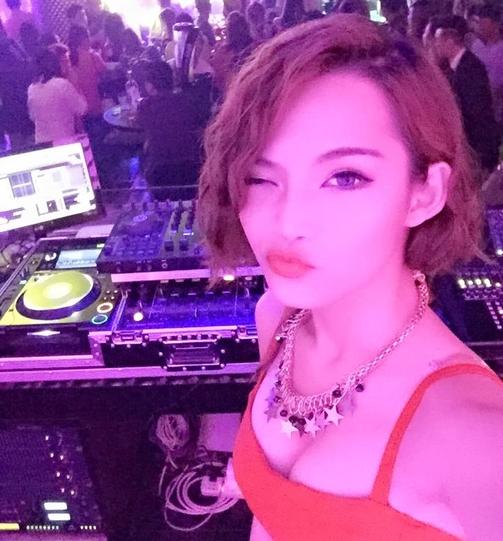 Nhung ban tre lam viec xuyen dem giao thua hinh anh