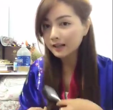 Clip co gai nhai giong long tieng phim TVB Hong Kong hinh anh