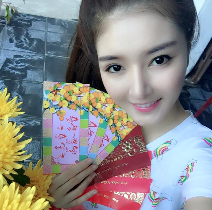 Hot girl Viet dung tien li xi vao viec gi? hinh anh