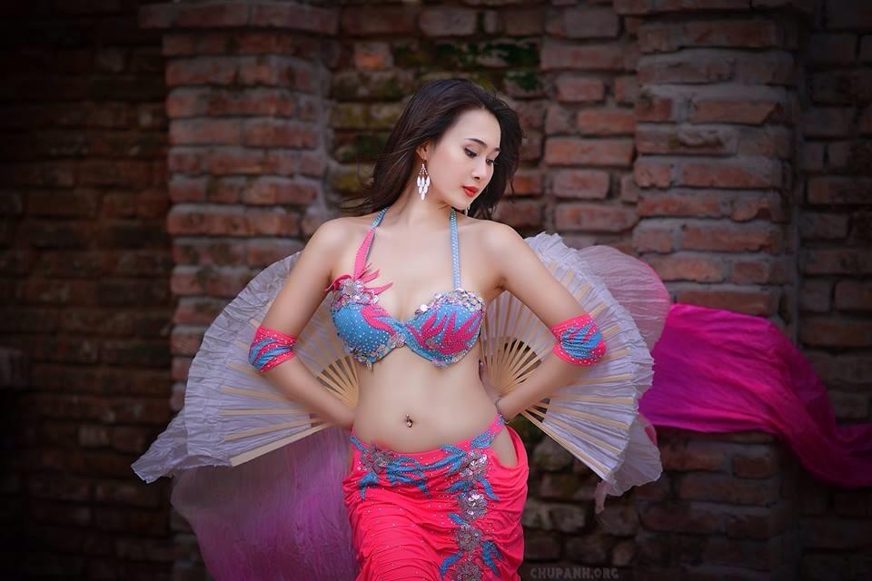 Than hinh nong bong cua co giao 9X day mua bung hinh anh