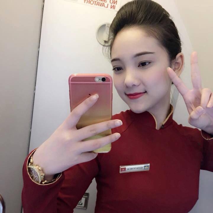 Nu tiep vien hang khong duoc tim kiem nhieu vi anh chup len hinh anh