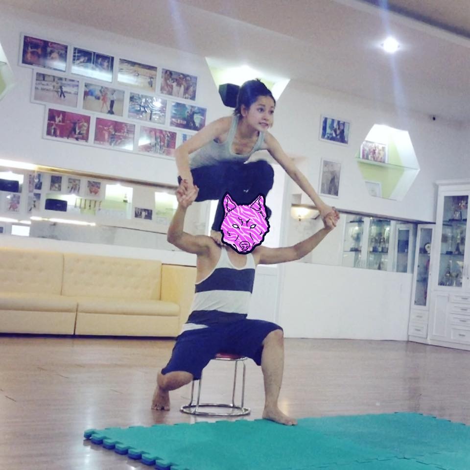 Facebook hot girl tuan qua: Chi Pu leo len vai ban dien hinh anh