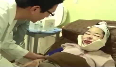 Clip qua trinh phau thuat tham my cua Quynh tai Han Quoc hinh anh